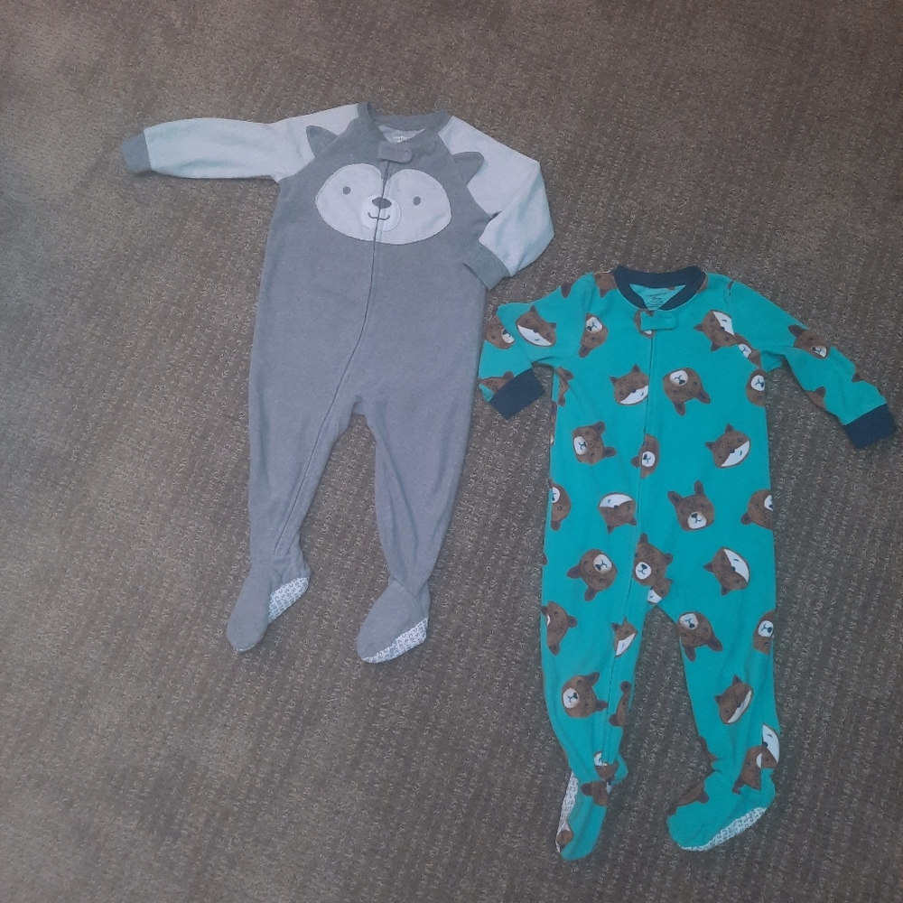 2 Carter's pajamas size 18 months